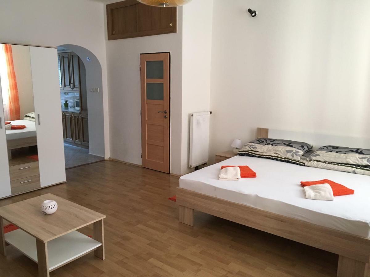 Dvacitka Lägenhet Ceske Budejovice Exteriör bild